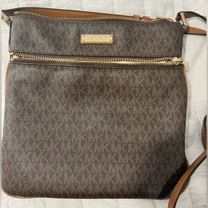 Micheal kors crossbody bag